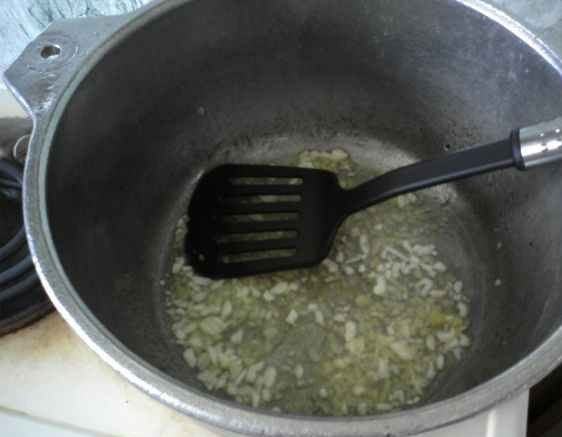 1. Этап. Кабачки тушеные с чесноком: На среднем огне разогреть казан или сковороду с высокими бортами. Вылить масло, как только оно станет жидким, как вода - выложить чеснок и обжаривать 1 минуту, постоянно помешивая лопаткой.