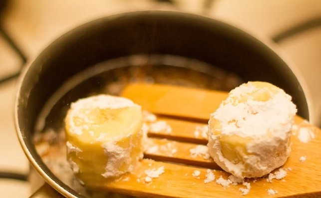 1. Этап. Бананы по-китайски: 6. В хорошо разогретое масло выкладывайте бананы и жарьте их до румяности.