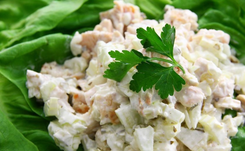 1. Этап. Салат с куриным филе: Подавайте блюдо на листах салата. Приятного аппетита!