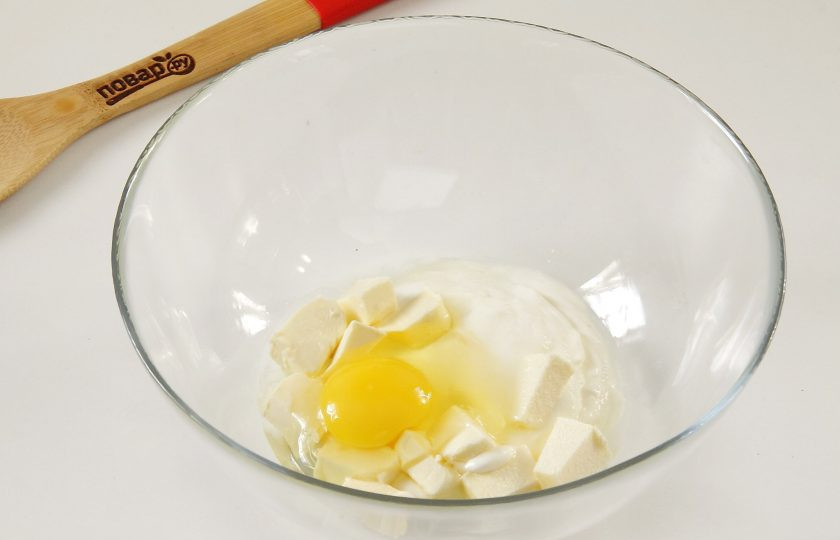 1. Этап. Пирог со сладким перцем и курицей: Тем временем приготовьте тесто. В глубокой миске соедините сметану, одно яйцо, нарезанное кубиками сливочное масло и щепотку соли.