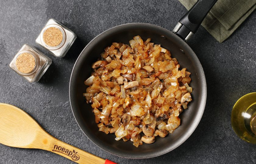 1. Этап. Запеканка из куриного филе с картошкой, грибами и сыром: Нарежьте произвольно лук и грибы. Обжарьте на растительном масле в течение 5-7 минут. Добавьте соль по вкусу.