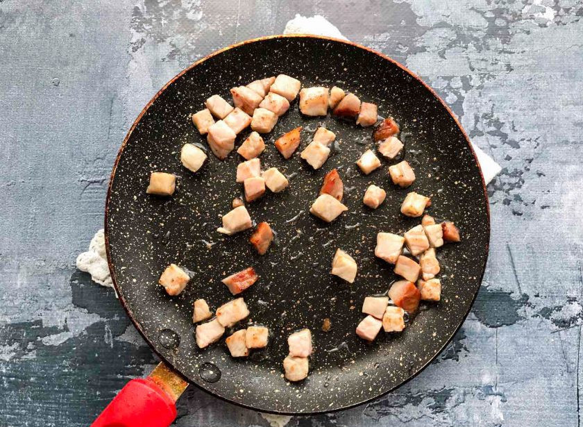 1. Этап. Запеканка из макарон в микроволновке: Мясо нарежьте кусочками и обжарьте до золотистого цвета.