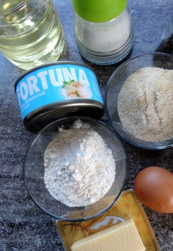 1. Этап. Картофельные шарики с тунцом: Подготовить ингредиенты. Картофель почистить.