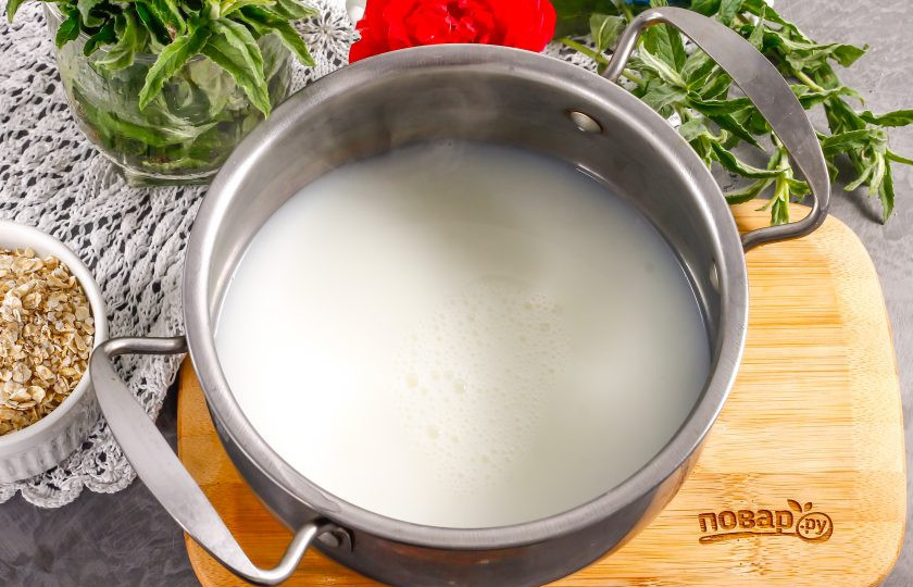 1. Этап. Овсянка с цукатами: Молоко любой жирности перелейте в кастрюлю или казан, поместите емкость на плиту и доведите до кипения. По желанию овсянку можно приготовить и на воде.