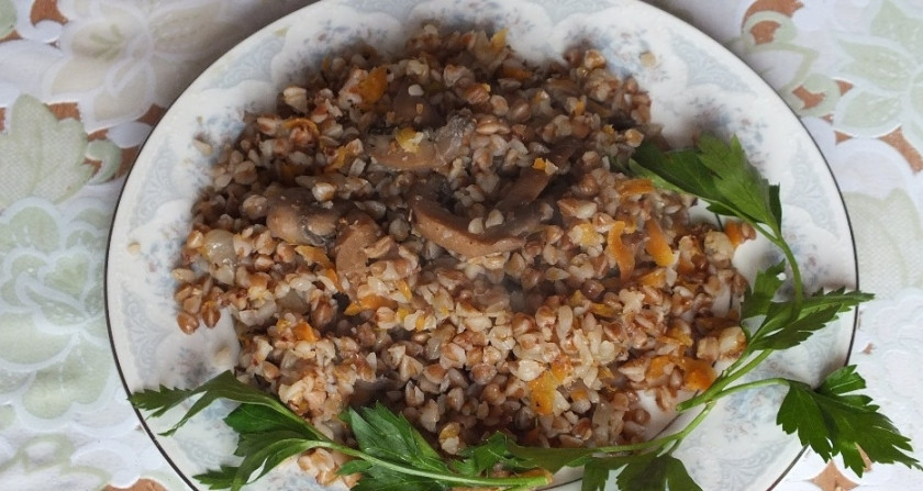 1. Этап. Постная гречка с грибами: 7. И подаем порционно к столу, украсив зеленью. Приятного аппетита!