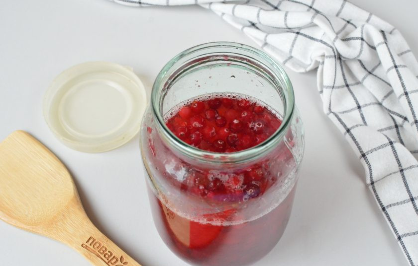 1. Этап. Клюковка: Закройте банку крышкой и уберите в темное место на 3 недели. Периодически перемешивайте (взбалтывайте) банку.