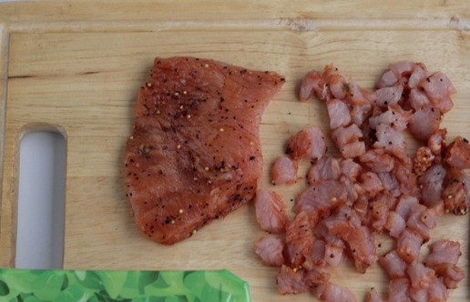 1. Этап. Ленивые мини пирожки с индейкой: Стейк индейки нарежьте мелкими кусочками.