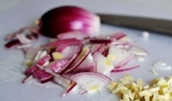 1. Этап. Соус для устриц классический: 1. Лук и чеснок помойте, удалите шелуху, после этого меленько нарежьте. Тимьян стоит промыть и встряхнуть. Слишком измельчать продукт не стоит. Лимон также промойте, разрежьте две части. Половинку уберите, она останется для приготовления других блюд, а со второй срежьте цедру, измельчите ее, перетирая на терке, лимонный сок выдавите в тарелку.