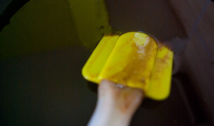 1. Этап. Гранола диетическая: Сделайте заправку. Поставьте на огонь смесь мёда, сока, соли, корицы, масла и перца. Массу нагрейте до единой консистенции.