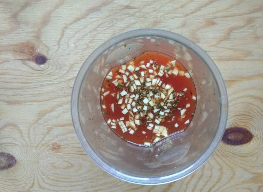 1. Этап. Картофель с томатной пастой: 5. Далее перемешайте его с томатной пастой и перцем.