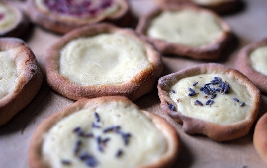 1. Этап. Тесто для ватрушек без дрожжей: 6. Выпекайте ватрушки минут 15-20 до румяности. Приятного чаепития!