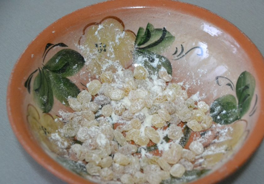 1. Этап. Мини-куличики на Пасху: Промытый и просушенный изюм обваляйте в муке.