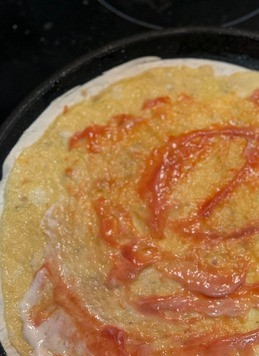 1. Этап. Омлет в лаваше-кругляше: Смазать омлет томатным соусом и греческим йогуртом