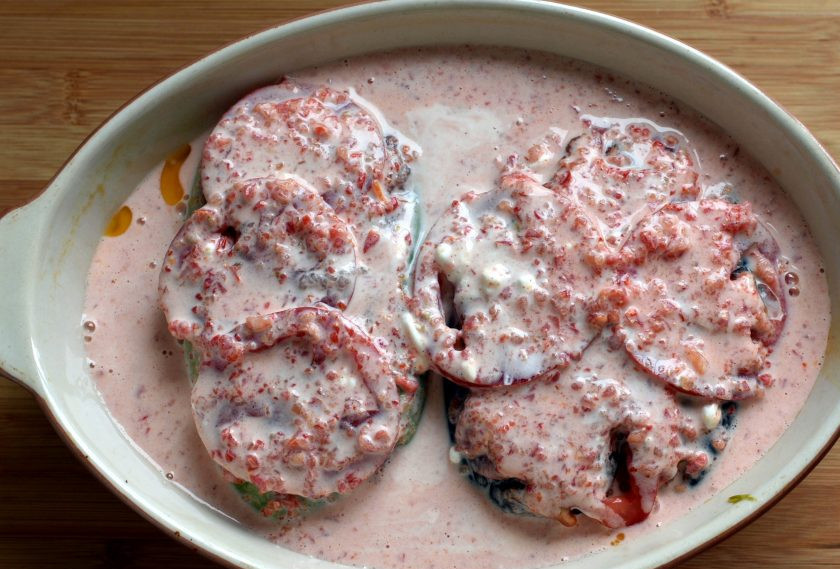 1. Этап. Кебабы в овощах по-турецки: Залейте кебабы соусом из густого натурального йогурта и пробитых помидоров с чесноком и острым перцем. Я добавила свежий домашний горлодер.