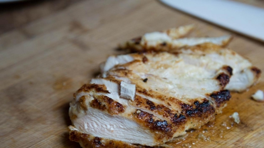 1. Этап. Куриный суп с галушками: Обжарьте куриную грудку с обеих сторон до полной готовности.