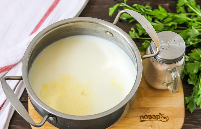 1. Этап. Сыр Рикотта из молока: Молоко перелейте в кастрюлю или казан, доведите до кипения.