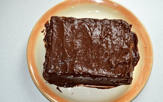 1. Этап. Торт Норд: Остатками шоколадного крема промажьте бока тортика.