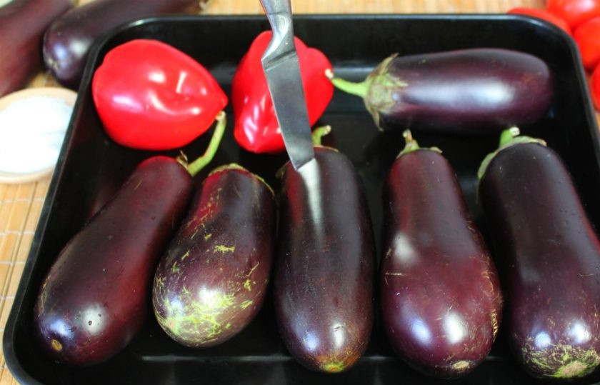 1. Этап. Аджика из баклажанов и помидоров: Баклажаны и перец прокалываем и отправляем в духовку. Запекаем при температуре 190-200 градусов, около 30 минут.