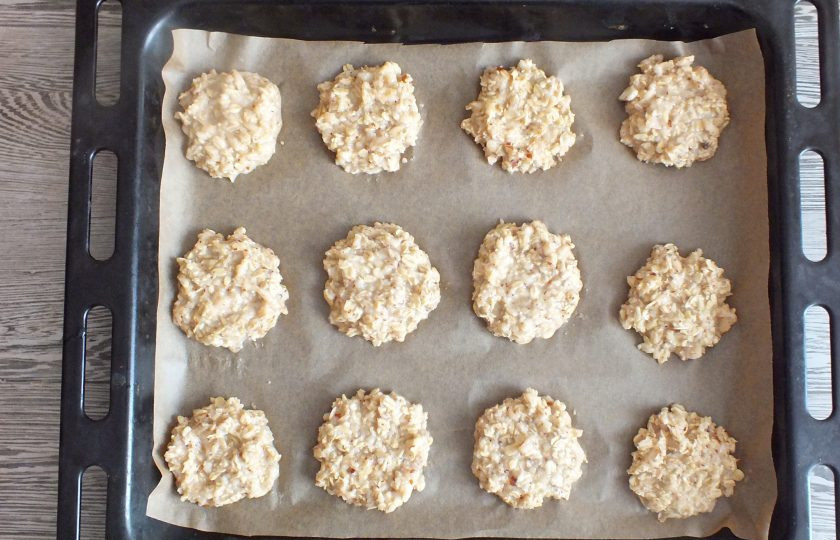 1. Этап. Овсяное печенье с яблоком на кефире: Застелите противень пекарской бумагой. Выложите столовой ложкой тесто на заметном расстоянии друг от друга. Придайте округлую форму. Поставьте выпекаться в разогретую до 180 градусов духовку на 15-20 минут. Учитывайте особенности своей духовки.