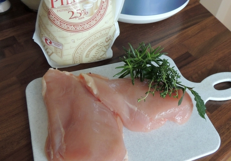 1. Этап. Курица в молоке в мультиварке: Удаляем из куриной грудки кость, убираем кожицу и жир, промываем филе под проточной водой.