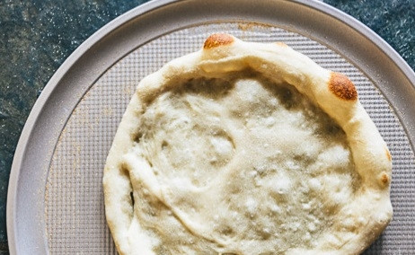 1. Этап. Пицца Морская: 2. Тесто раскатайте, выложите в форму или на противень и отправьте в духовку минут на 5-7, оно должно немного подрумяниться. Из майонеза, васаби и меда сделайте соус.