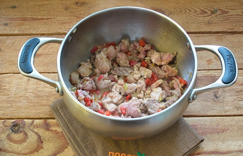 1. Этап. Цыганский острый суп: К луку добавьте мясо и обжарьте все вместе в собственном соку.