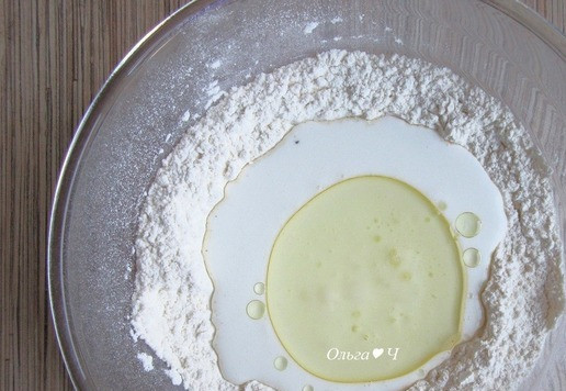 1. Этап. Чикенбургер с сыром и баклажанами: Влейте йогурт и масло.