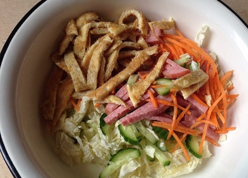 1. Этап. Пекинский салат: Выкладываем все ингредиенты, перемешиваем их и поливаем заправкой. Еще раз перемешаем.