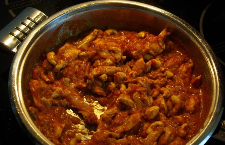 1. Этап. Курица карри по-индийски: Затем куриную грудку нарезаем небольшими кусочками и вместе с орехами кладем в томатный соус.
