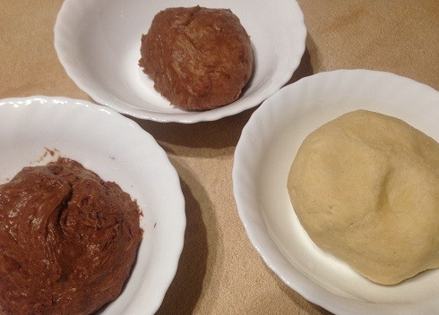 1. Этап. Леопардовый бриошь: 8. И добавляем какао-массы в кусочки теста, которые поменьше. Самый трудный процесс - вмешать какао—массу в тесто:) Вымешивать придется долго, чтобы тесто равномерно окрасилось.