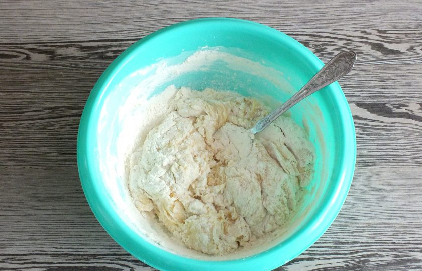 1. Этап. Дучмак с творогом: Начните замес ложкой, постепенно подсыпая оставшуюся муку. Когда станет трудно перемешивать, месите руками. Тесто должно получиться мягким, податливым. Поэтому муку подсыпайте очень маленькими порциями, чтобы не забить его.