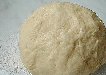 1. Этап. Пирог с колбасой и сыром: Добавьте муку и разрыхлитель, замесите тесто.