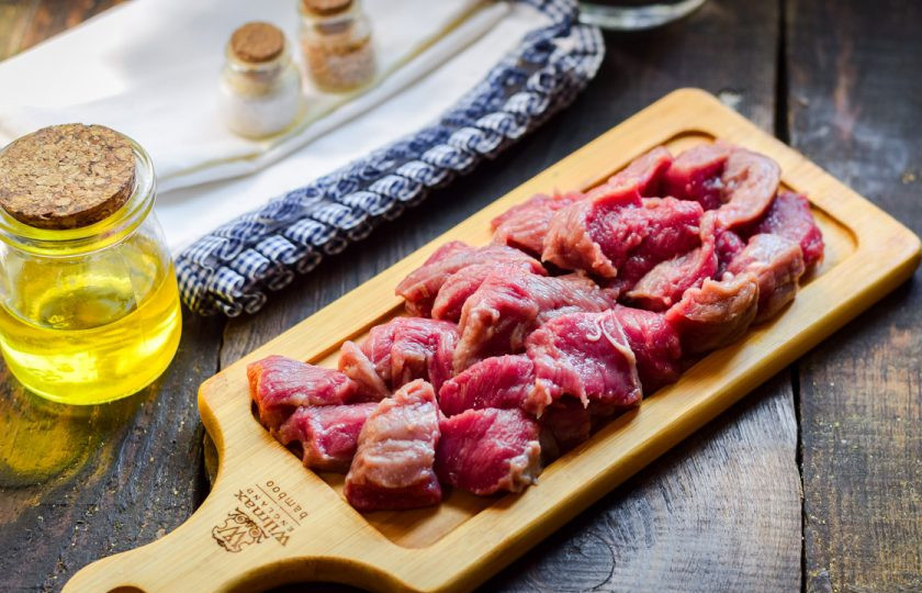 1. Этап. Перловка с мясом и грибами: Говядину нарежьте небольшими по размеру кусочками.