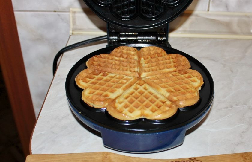 1. Этап. Вафли на простокваше: Закройте вафельницу и выпекайте вафли согласно инструкции. У меня это 4 минуты.