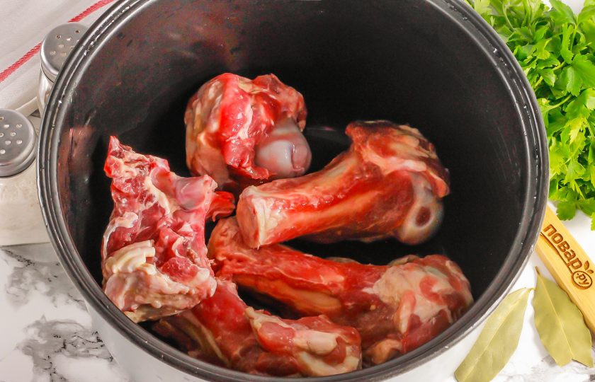 1. Этап. Костный бульон в мультиварке: Кости тщательно промойте в воде, удаляя мелкие остатки косточек. Выложите в чашу мультиварки.