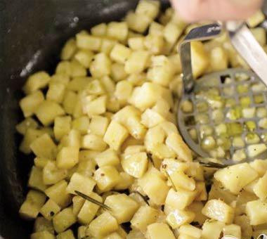 1. Этап. Тушеная говядина: Через 30 минут сельдерей должен быть мягким и большая часть воды испарится. Слейте оставшуюся воду. Удалите веточки травы и лаврушку. Раздавите сельдерей до состояния пюре. Полейте оливковым маслом и поперчите по вкусу. Выкладываем говядину на тарелки вместе с большой порцией пюре. Приятного аппетита!