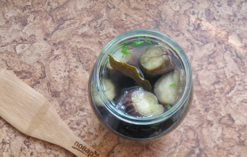 1. Этап. Квашеные фаршированные баклажаны: Залейте в банку рассол. Накройте банку блюдцем или полиэтиленовой крышкой. Держите сутки - двое в комнате. Затем оправьте в холодильник. Еще через двое суток их можно будет есть.