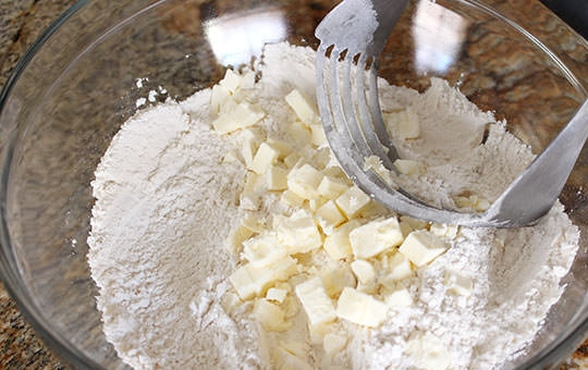 1. Этап. Закусочные сырные печенюшки: 1. Соедините просеянную муку с солью и холодное сливочное масло.
