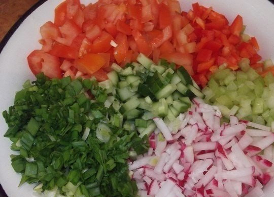 1. Этап. Начинка для шаурмы: Овощи режем мелко.
