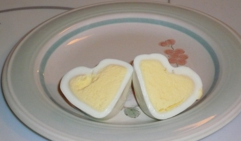 1. Этап. Яйца в форме сердечек: Вот такая красота, такие яйца в форме сердечек у вас получатся!