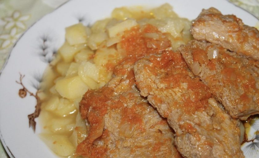 1. Этап. Соевый шницель: Как только содержимое кастрюли закипит, уменьшаем огонь и накрываем кастрюлю крышкой. Блюдо должно тушиться на небольшом огне в районе получаса. Вот и все!