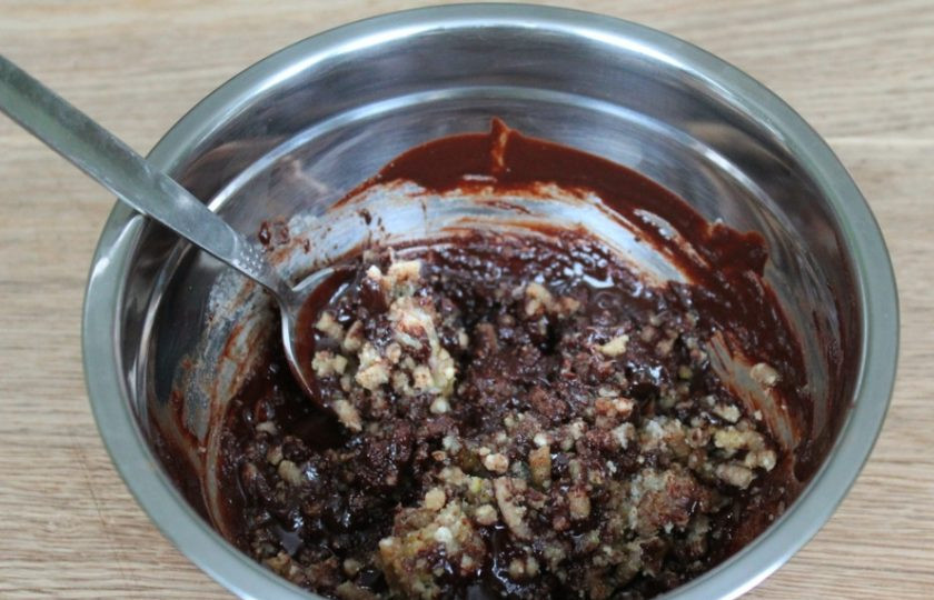 1. Этап. Шоколадные батончики: В шоколад добавляем пропущенные через мясорубку орехи, финики и лимон. Все перемешиваем.