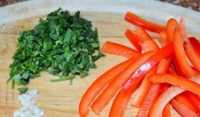 1. Этап. Говядина Сябу-сябу: Болгарский перец промойте и нарежьте полосками. Измельчите чеснок и зелень.