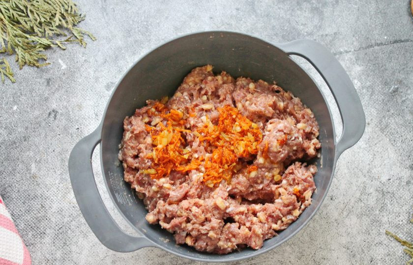 1. Этап. Котлеты из перловки с фаршем: Добавьте в фарш обжаренные овощи и перемешайте.