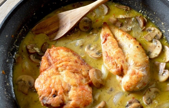 1. Этап. Жареная куриная грудка в грибном соусе: 4. Смешайте грибы с грудкой, залейте вино, сливки и готовьте на среднем огне еще 25-30 минут. Приятного аппетита!