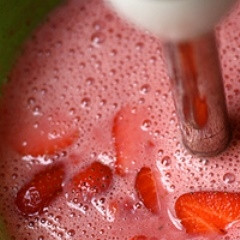 1. Этап. Клубничное мороженное на рисовом молоке: Всыпьте клубнику в блендер, добавьте рисовое молоко, лимонный сок и ликер. Взбейте все до однородности.