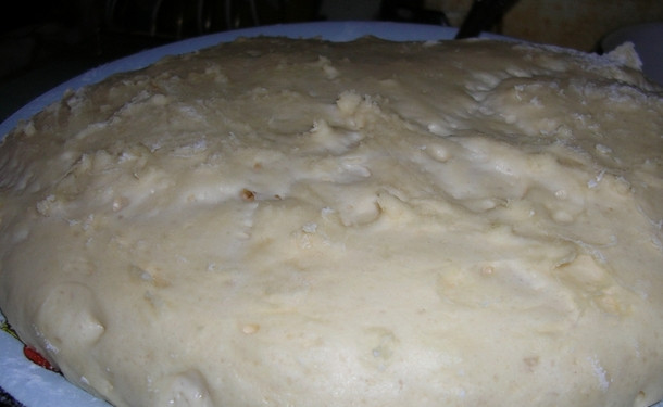 1. Этап. Вкусное дрожжевое тесто для пирога с капустой: 4. Даем тесту подойти примерно час в теплом месте. В это время вы как раз успеете сделать начинку.