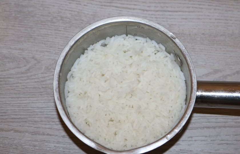 1. Этап. Рис с оливками: Рис промойте, залейте водой, доведите до кипения, посолите по вкусу. Варите на медленном огне до готовности.