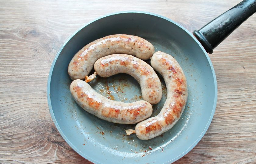 1. Этап. Домашняя колбаса на сковороде: В сковороду налейте растительное масло и разогрейте на медленном огне. Выложите колбасу и обжаривайте под крышкой в течение 10-15 минут с каждой стороны.