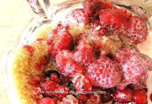 1. Этап. Мятный смузи Сочные ягодки: В чашу блендера выложите ягоды, добавьте коричневый сахар и сливки.